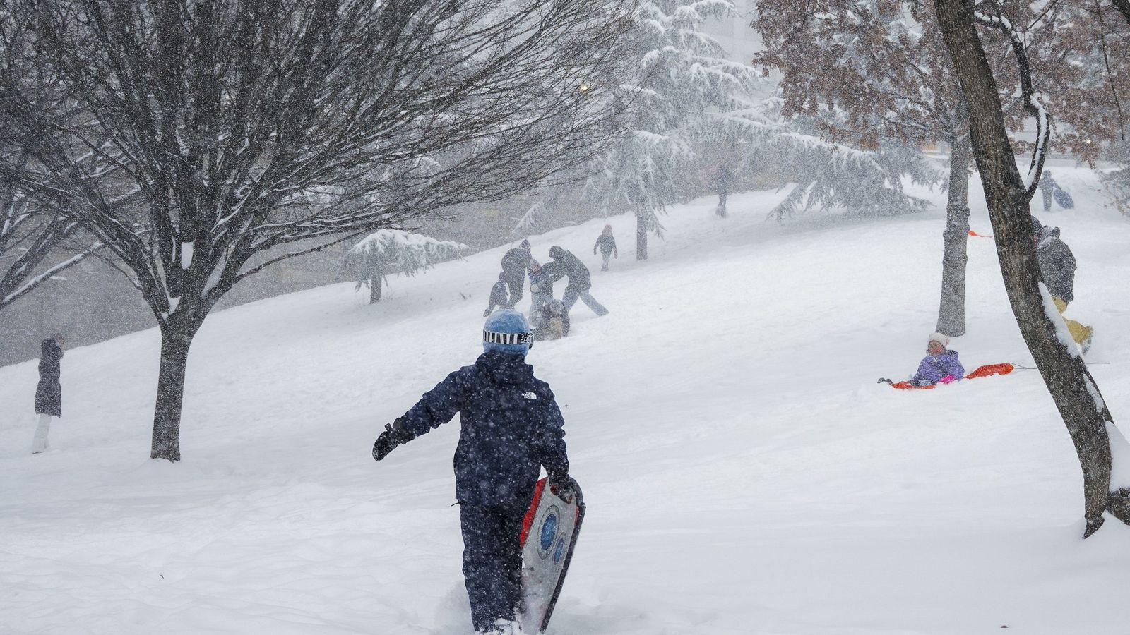 Las gélidas y blancas imágenes que deja la monstruosa tormenta de EEUU