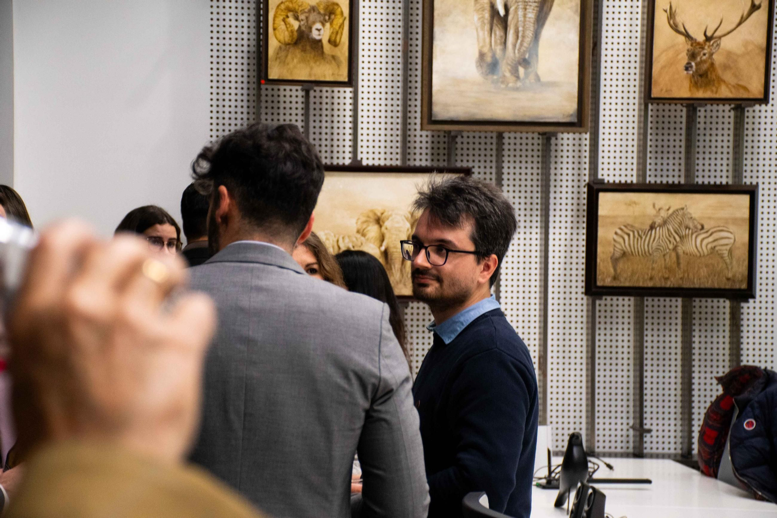 En imágenes, la pintora Inma Campos muestra su lado más "salvaje" en el centro de Córdoba