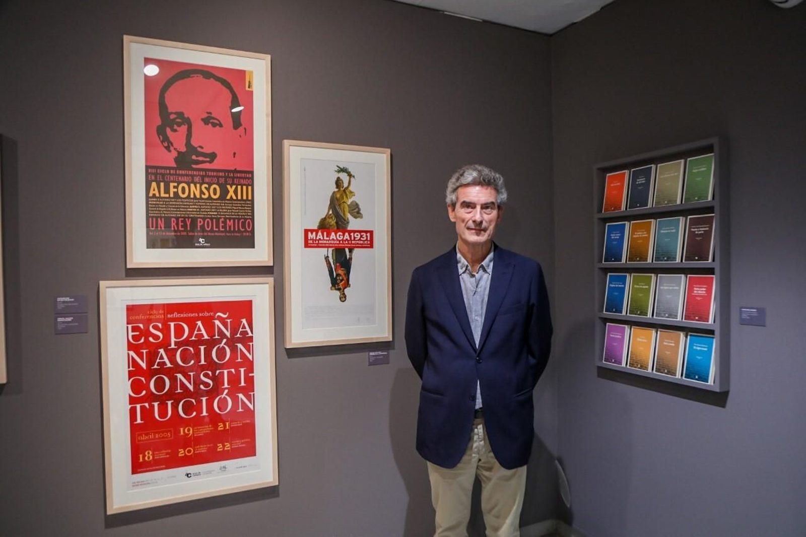 El diseñador Antonio Herráiz posa con algunos de sus trabajos.