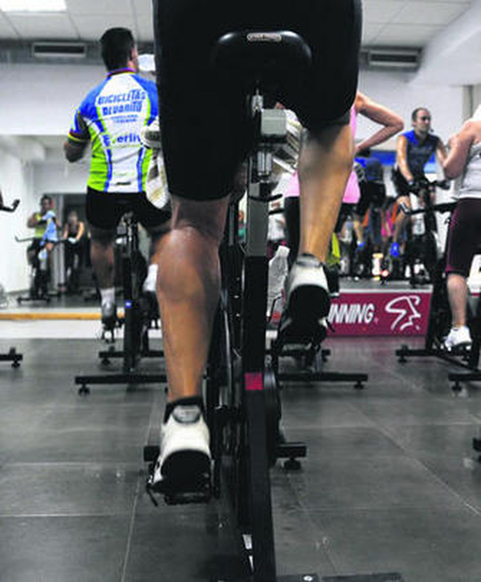 1. Una piscina instalada en uno de los gimnasios del centro de la localidad donde los usuarios desarrollan ejercicios en compañía de una monitora 2. La bicleta estática supone una de las actividades deportivas más demandas por los clientes de los gimnasios. /Reportaje gráfico: María Benítez