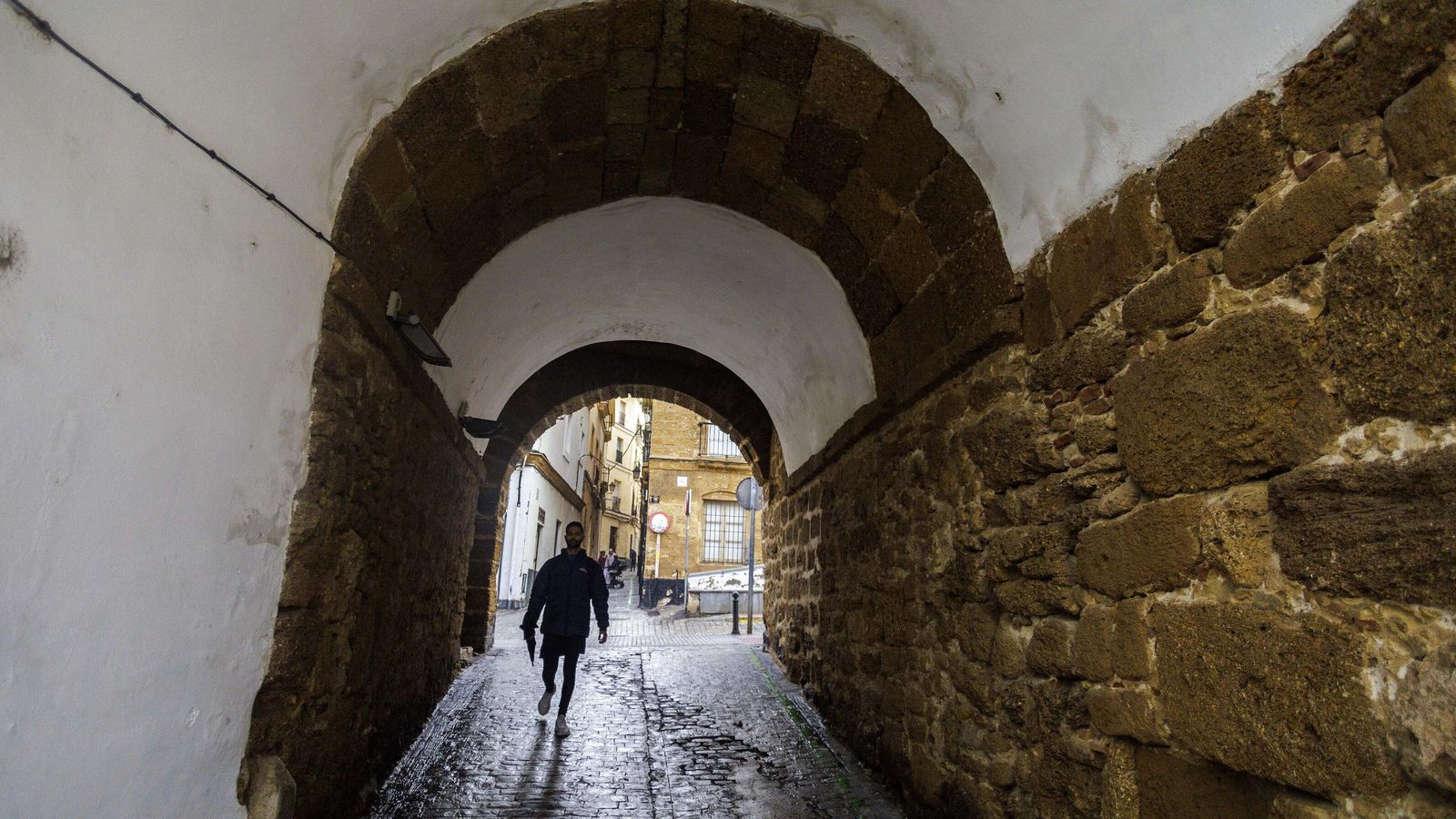 Una imagen del Arco de los Blancos tomada desde el interior del barrio del Pópulo, con la calle San Juan de Dios al fondo.
