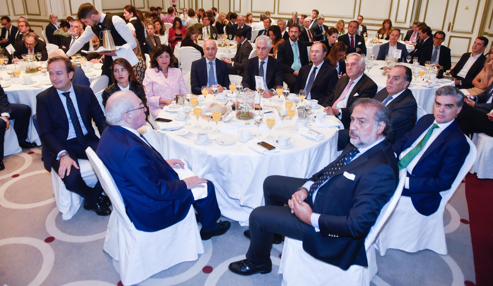 Los invitados al Foro Joly con Juanma Moreno en Madrid, en imágenes