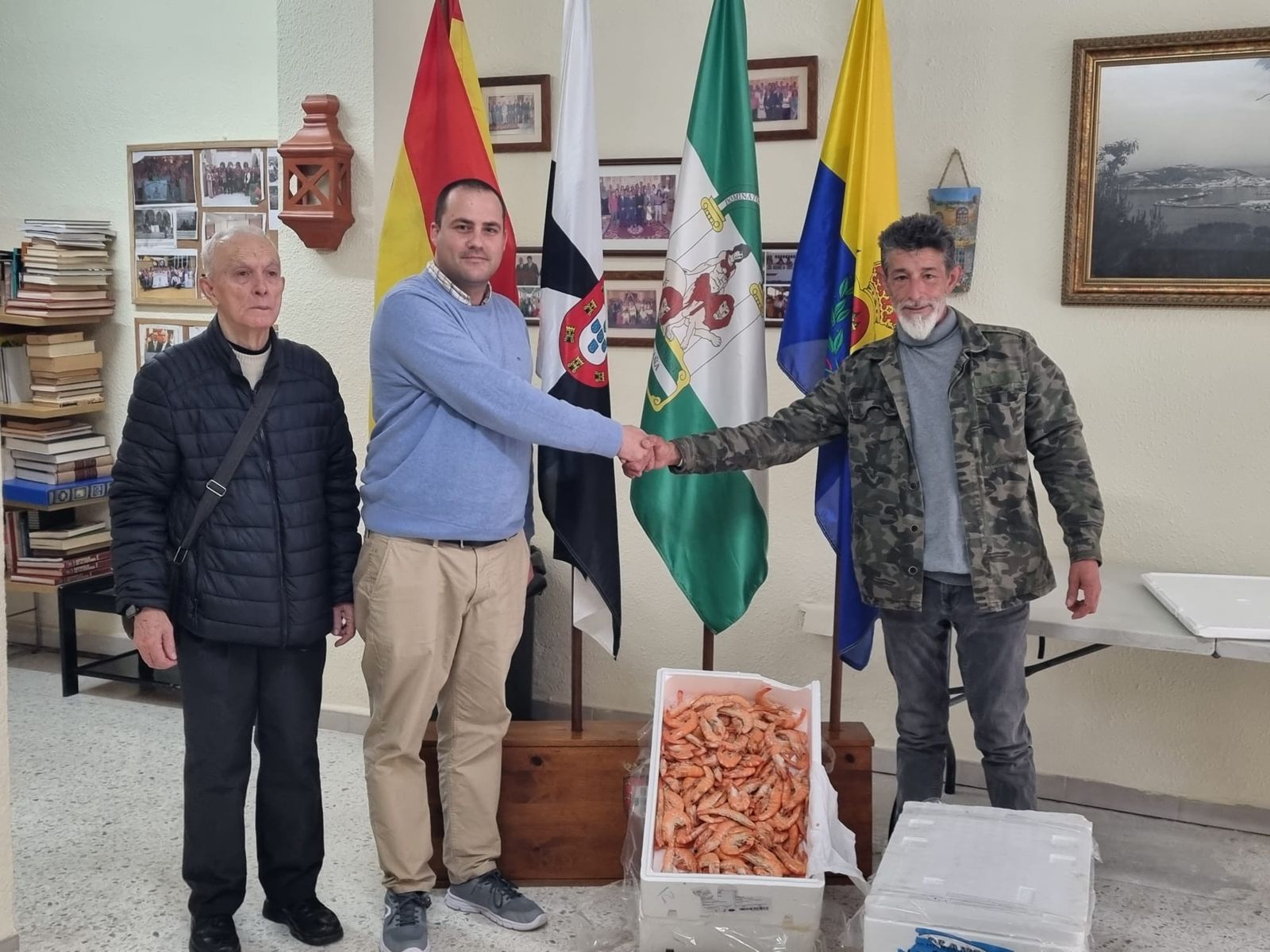 La entrega de los langostinos a Pepe Pela Palmeras.