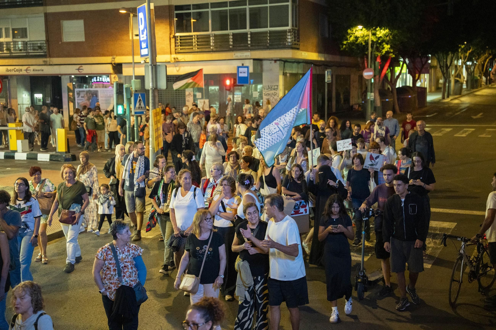 La Plataforma Almería por Palestina se manifiesta por la situación en Gaza, en imágenes