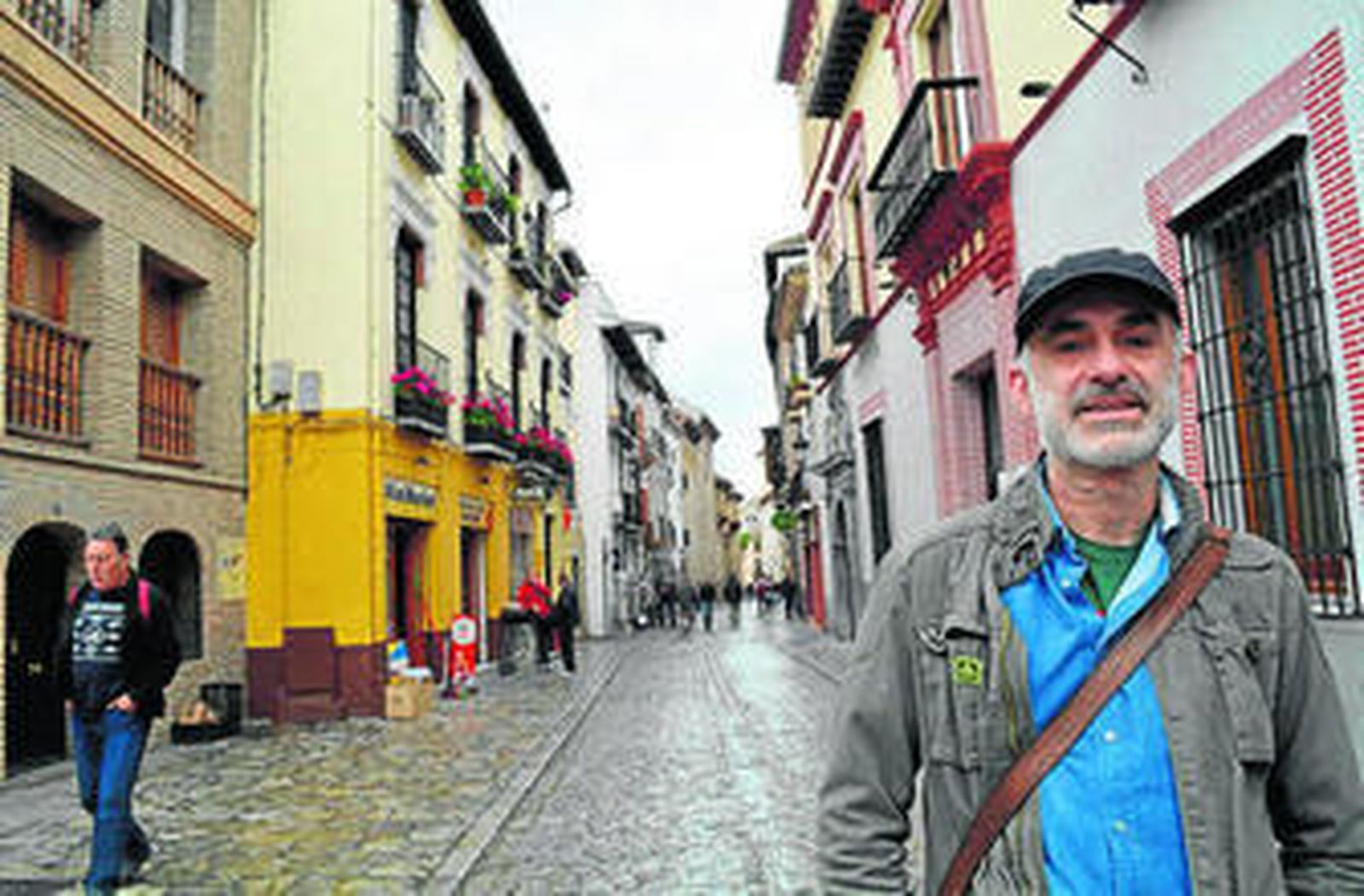 Joaquín López Cruces, el diseñador de la etiqueta de la de edición especial de Estrella Galicia.