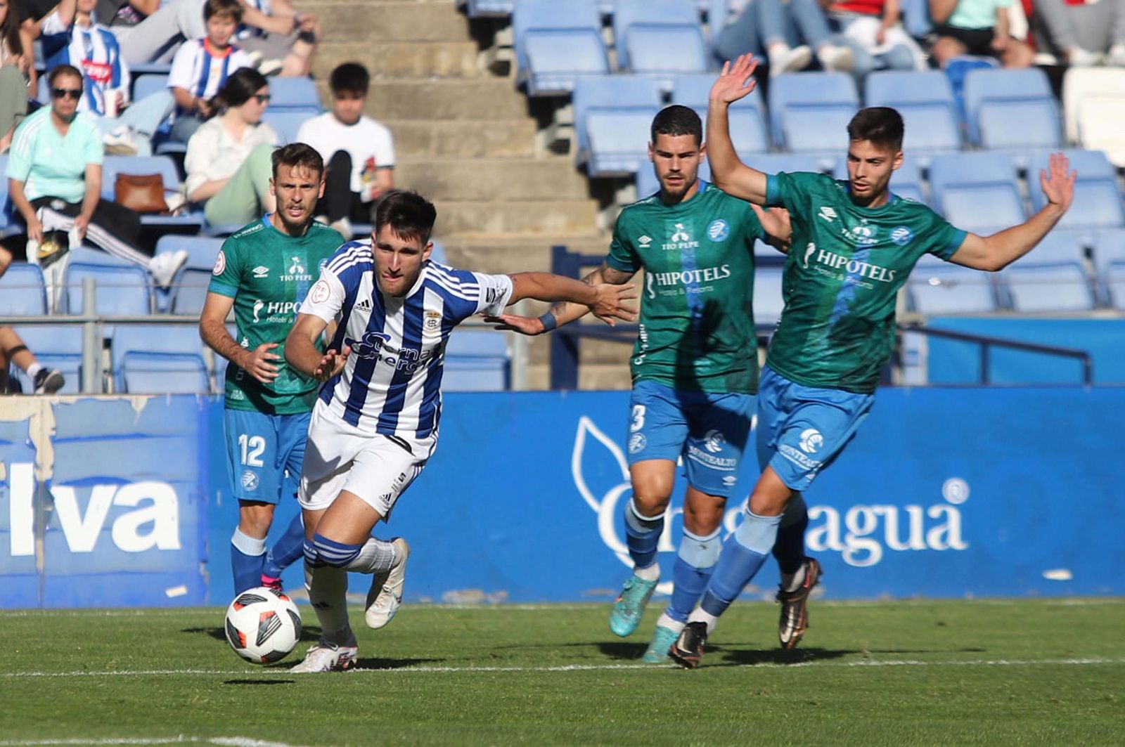 Salinas conduce el balón en el encuentro disputado en Segunda RFEF.