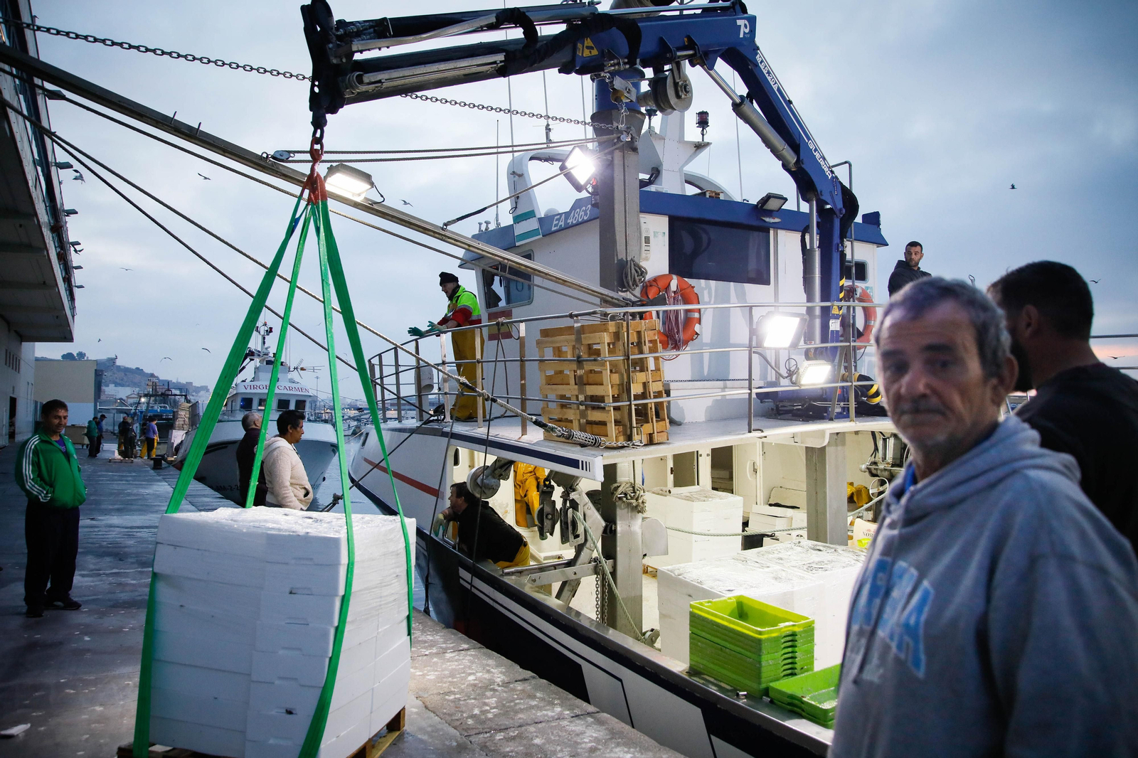 Te contamos en imágenes como ha sido la descarga de las traiñas en la lonja de Almería