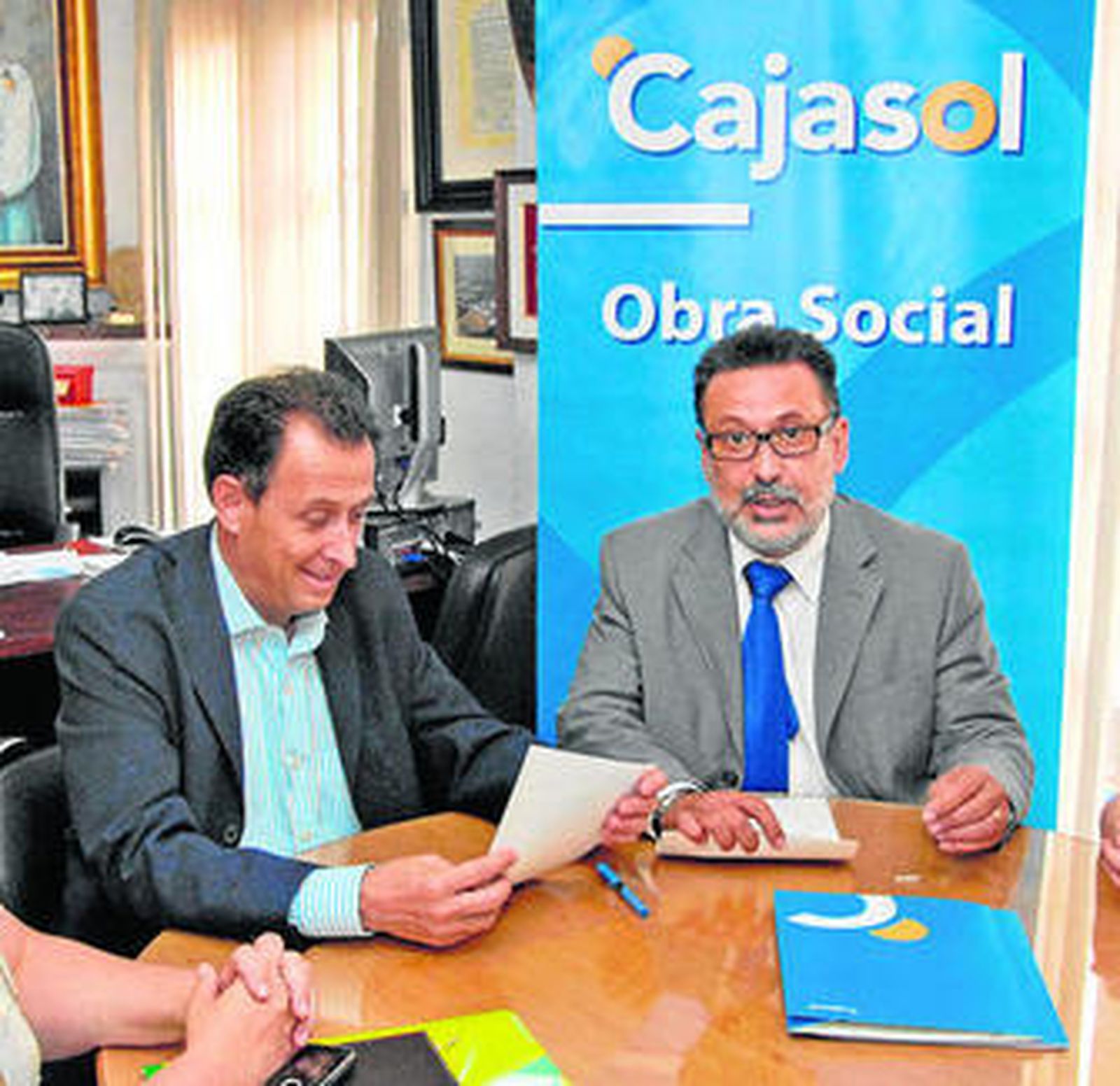Román y César Custodio, de Cajasol, ayer durante la firma del convenio.