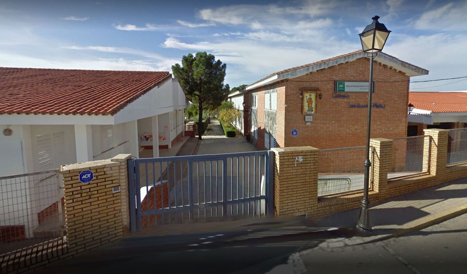 Exterior del colegio San Vicente Mártir de Zalamea la Real.