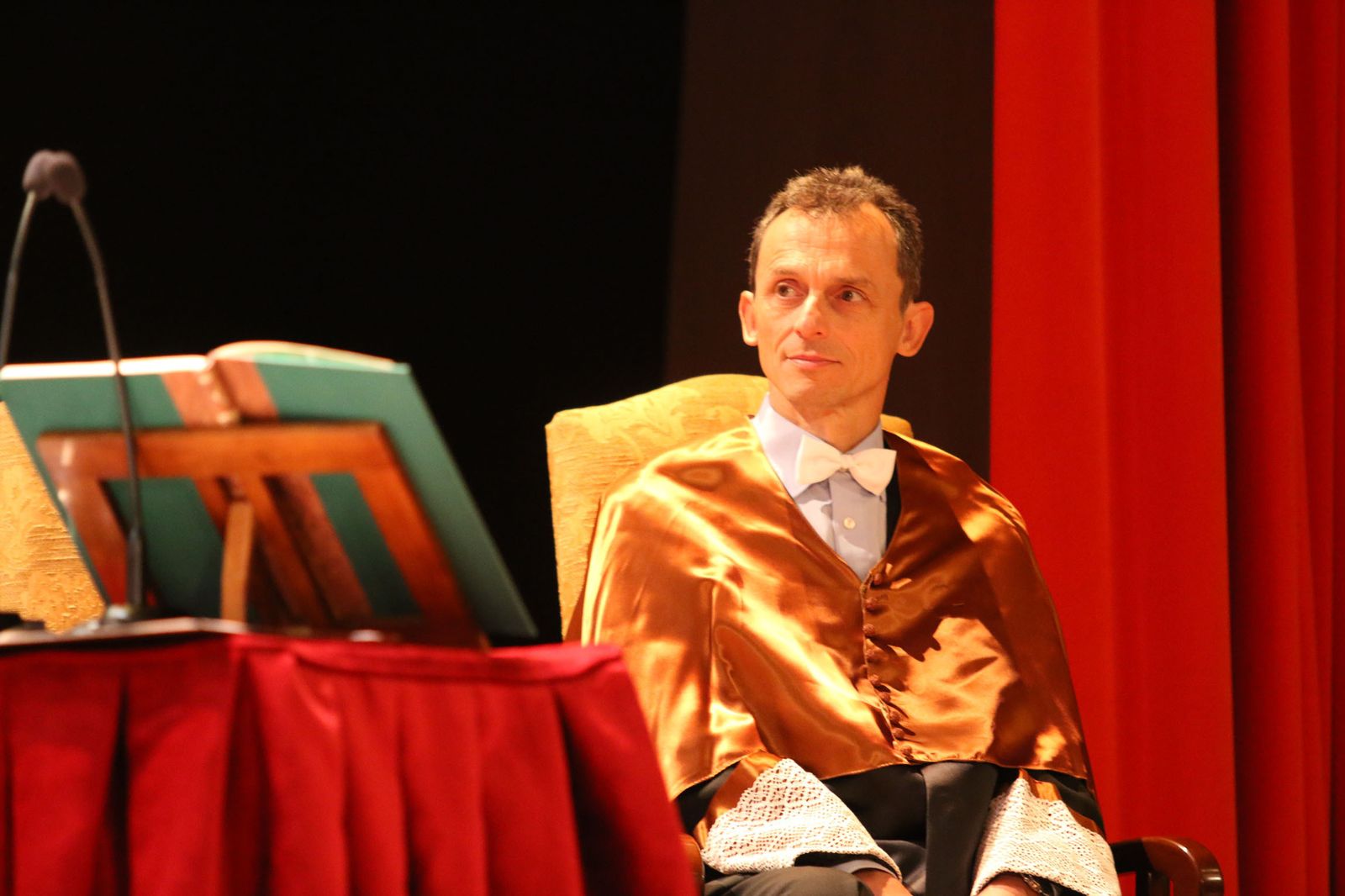 El rector de la UAL, Carmelo Rodríguez, impone el birrete laureado a Pedro Doque.