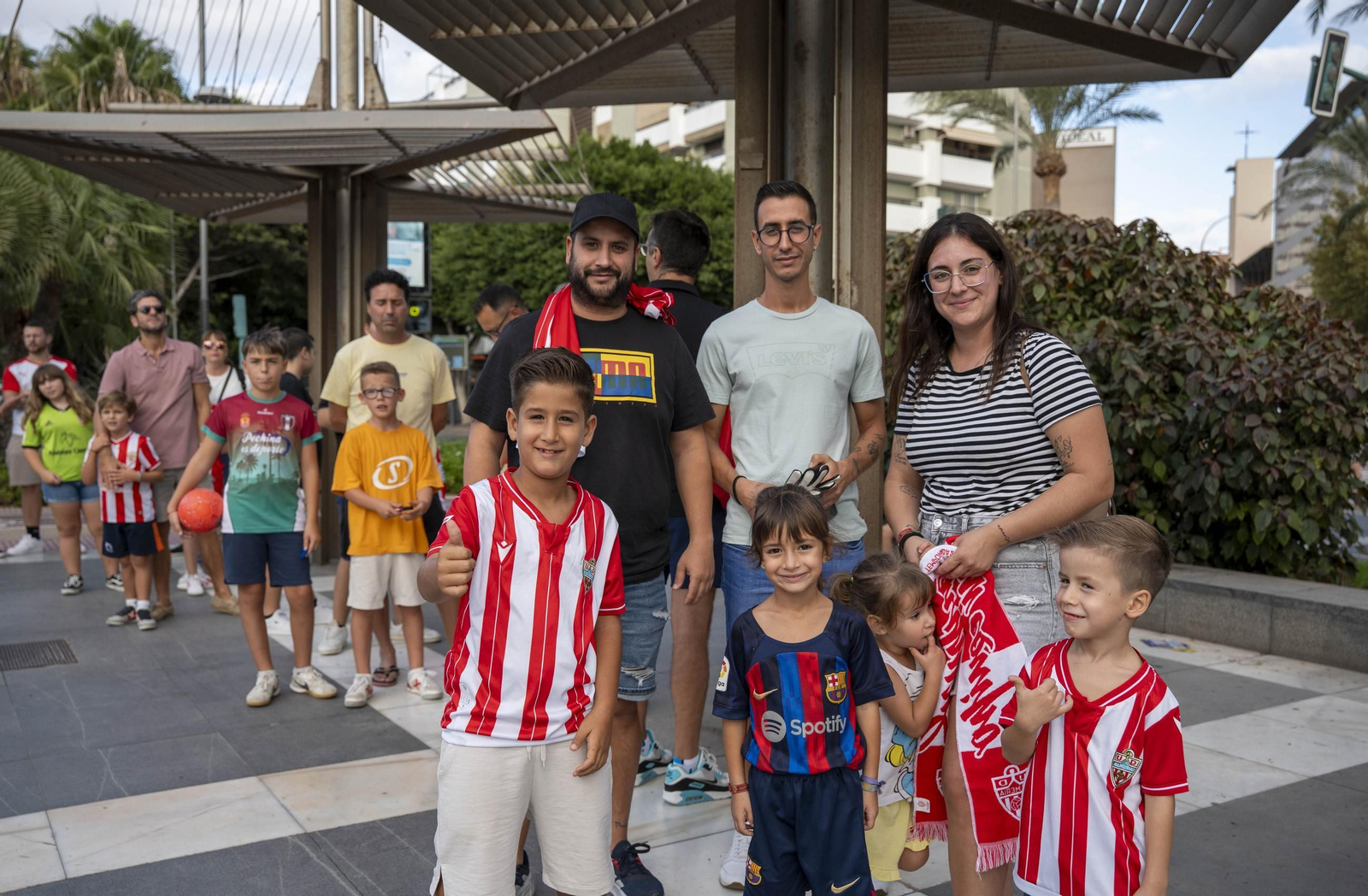 Los jugadores de la UDA Thalys y Andrés firman autógrafos