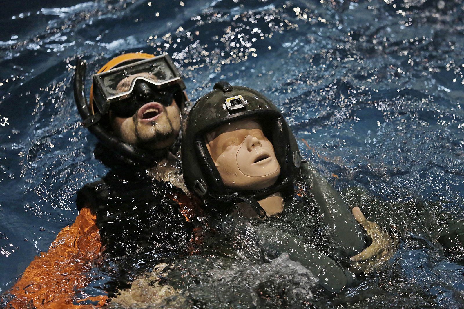 Entrenamiento de un rescate en medio de un oleaje de mar gruesa.