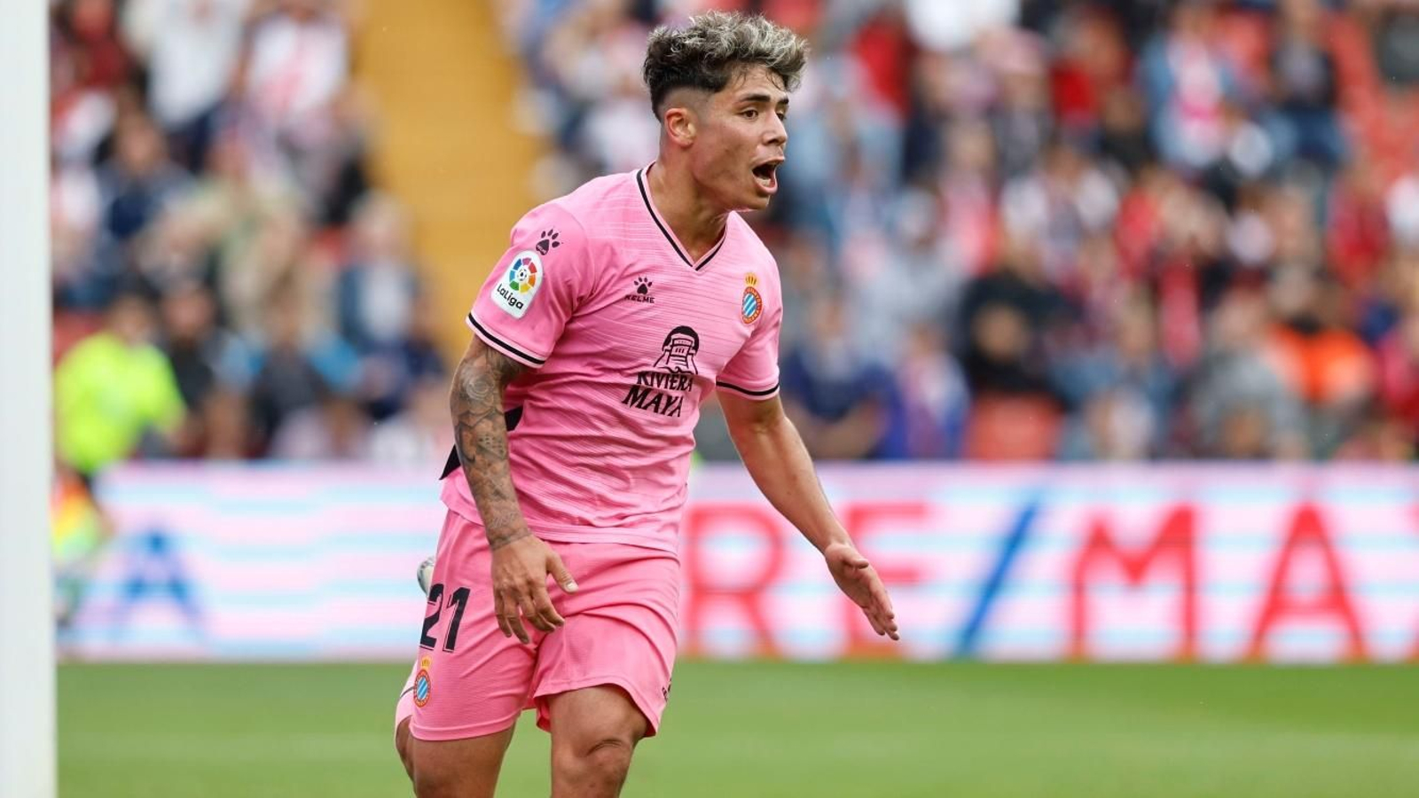 Nico Melamed celebra un gol en el estadio de Vallecas con la casaca del RCD Espanyol.