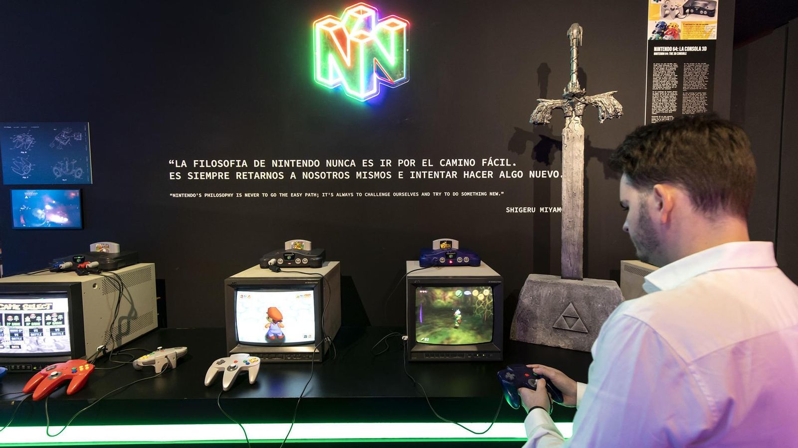 Una persona juega a un videojuego en OXO Museo del Videojuego de Málaga. Una persona juega a un videojuego en OXO Museo del Videojuego de Málaga.