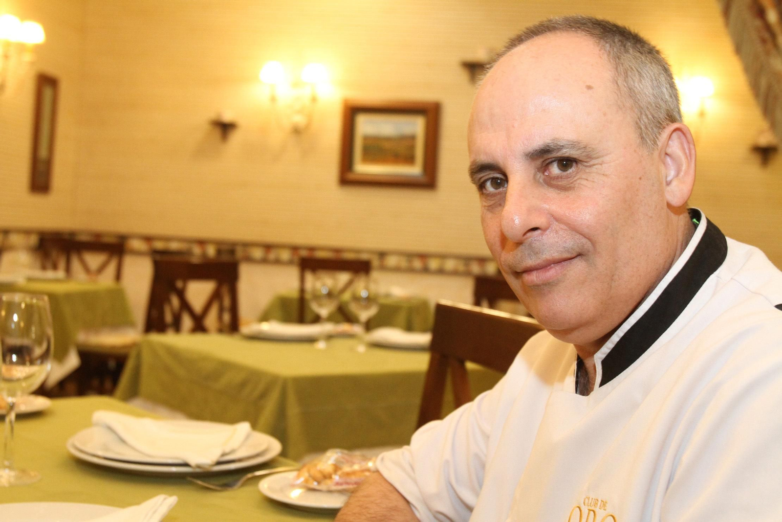 El andevaleño Juan Francisco Martín, con su chaquetilla de cocinero, posa en el comedor interior del restaurante Azabache, que regenta desde 1996 en la capital onubense.
