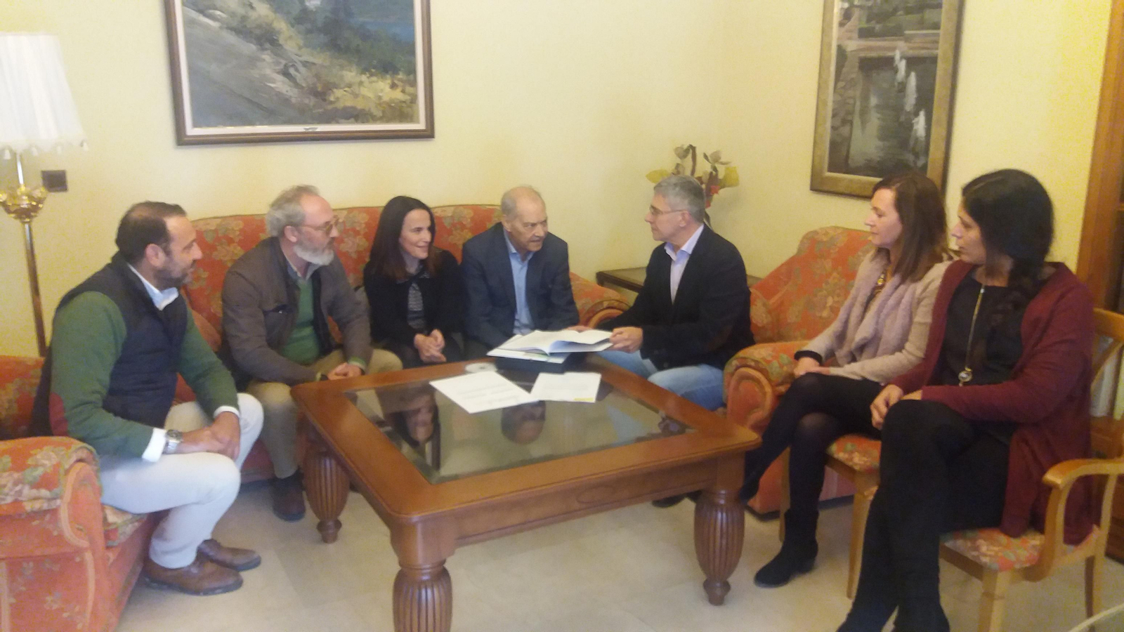 Ramos y Casanova, en el centro, junto a concejales y técnicos, ayer en el Ayuntamiento de Castellar.
