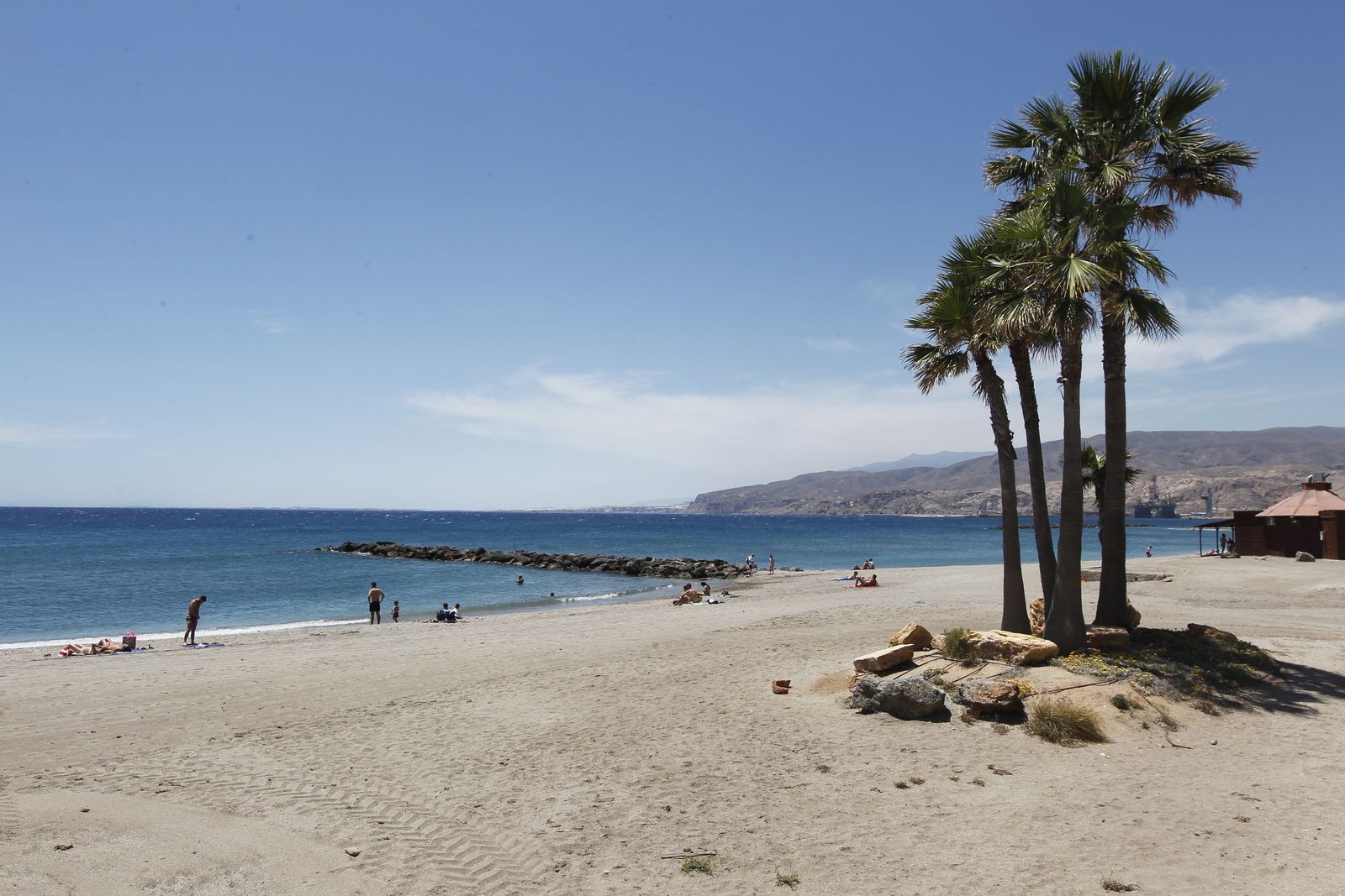 Fotogalería primer día de playa tras el confinamiento en Almería