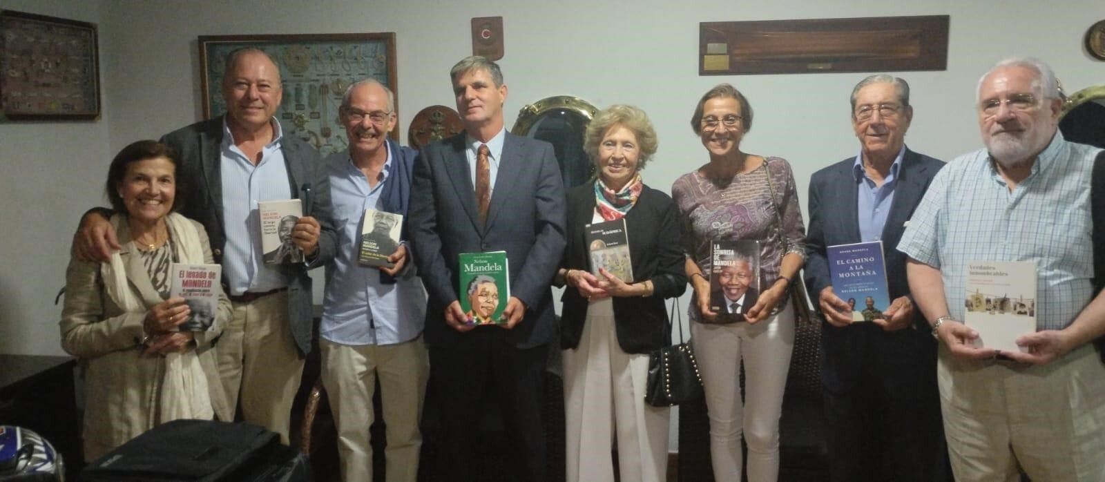 Yayo Crespo con María Grosso, Rafa y Manolo Ponce, Susy Grosso, Pilar Almagro, José Ramón Pérez Díaz Alersi y Guillermo Farrés, tras finalizar la conferencia en la Sala de Patrones del Real Club Náutico de Cádiz.
