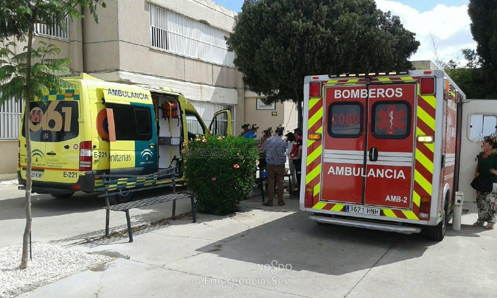 Los Bomberos y el 061 en el instituto de Bellavista.