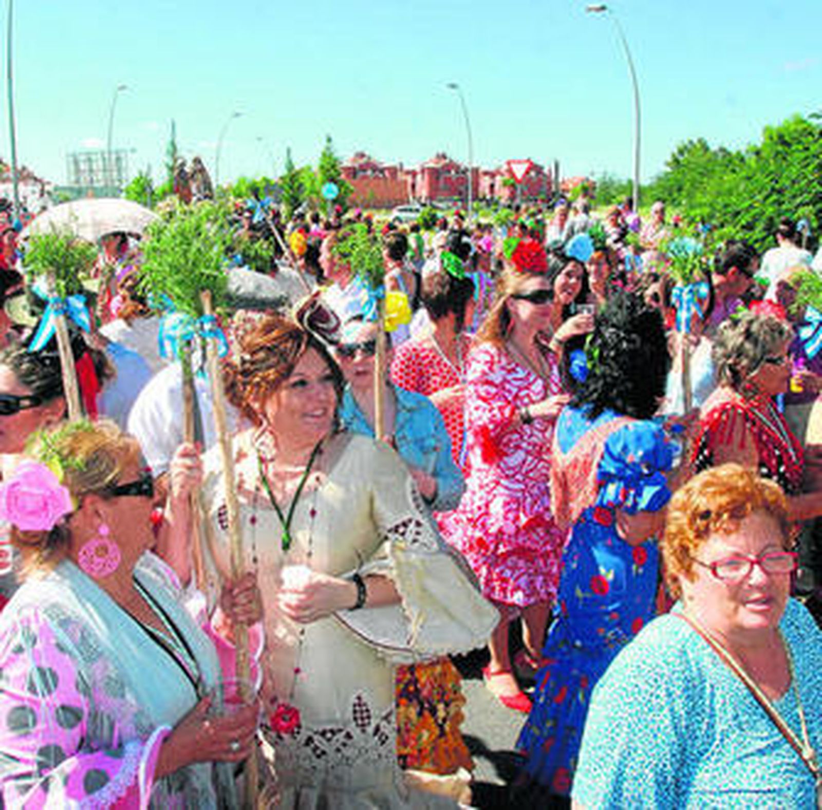 Cientos de personas acompañaron a San José Obrero y Nuestra Señora Reina del Mundo ayer hasta el recinto romero para pasar un día de convivencia.