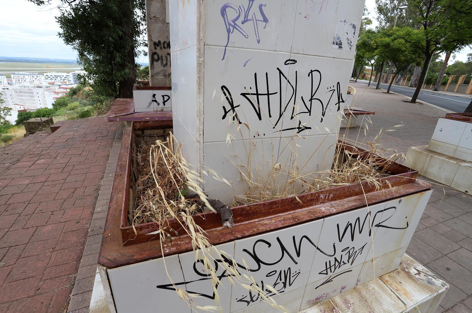 Imágenes de la suciedad, deterioro y abandono de los miradores del Conquero