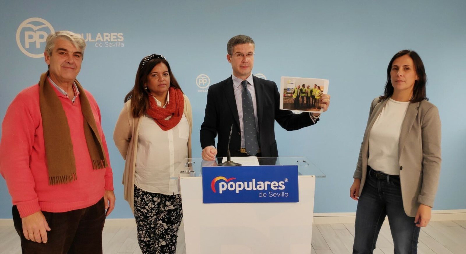 El diputado y edil del PP de Valencina Ramón Peña, junto a otros ediles de la formación de municipios afectados.