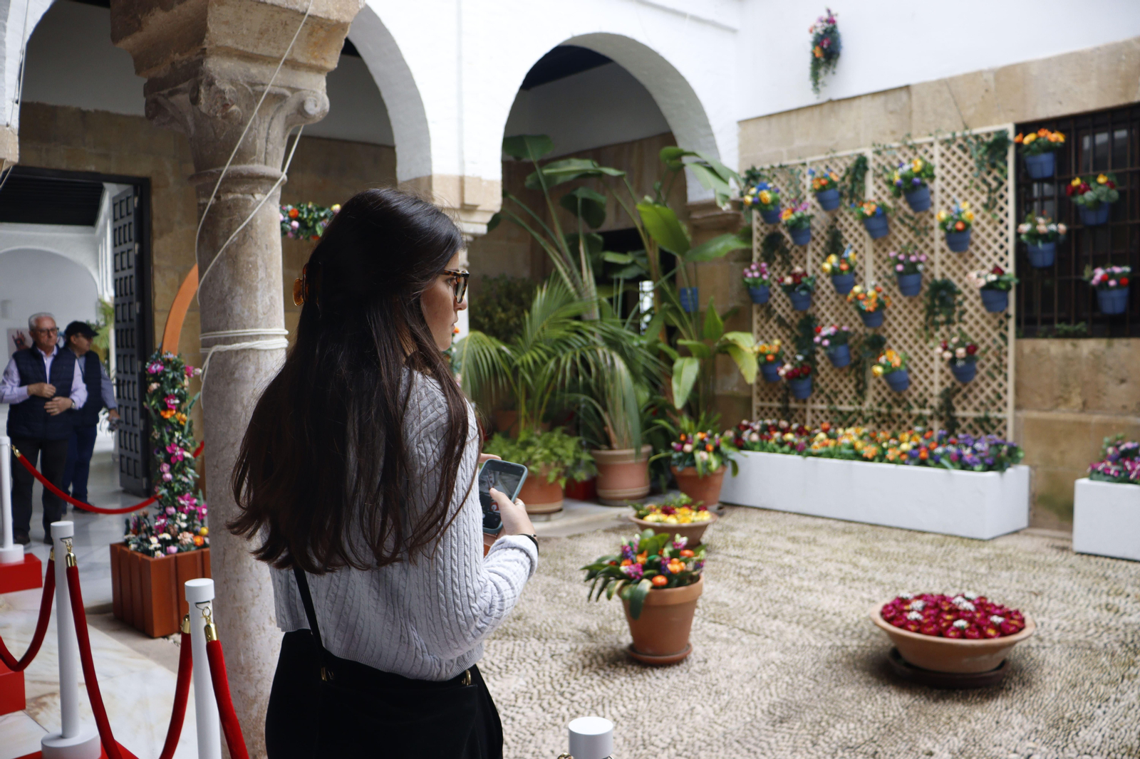 Una persona en el Patio Lego del Palacio de Orive