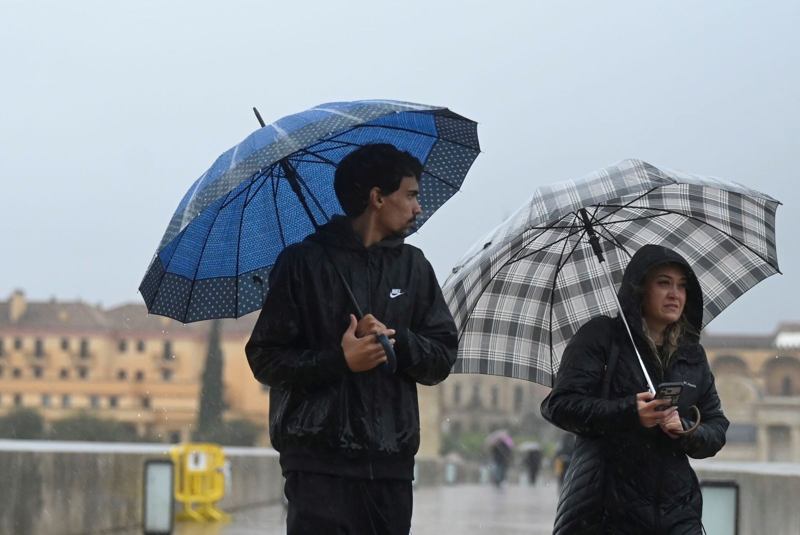 Dos personas se protegen de la lluvia en Córdoba.