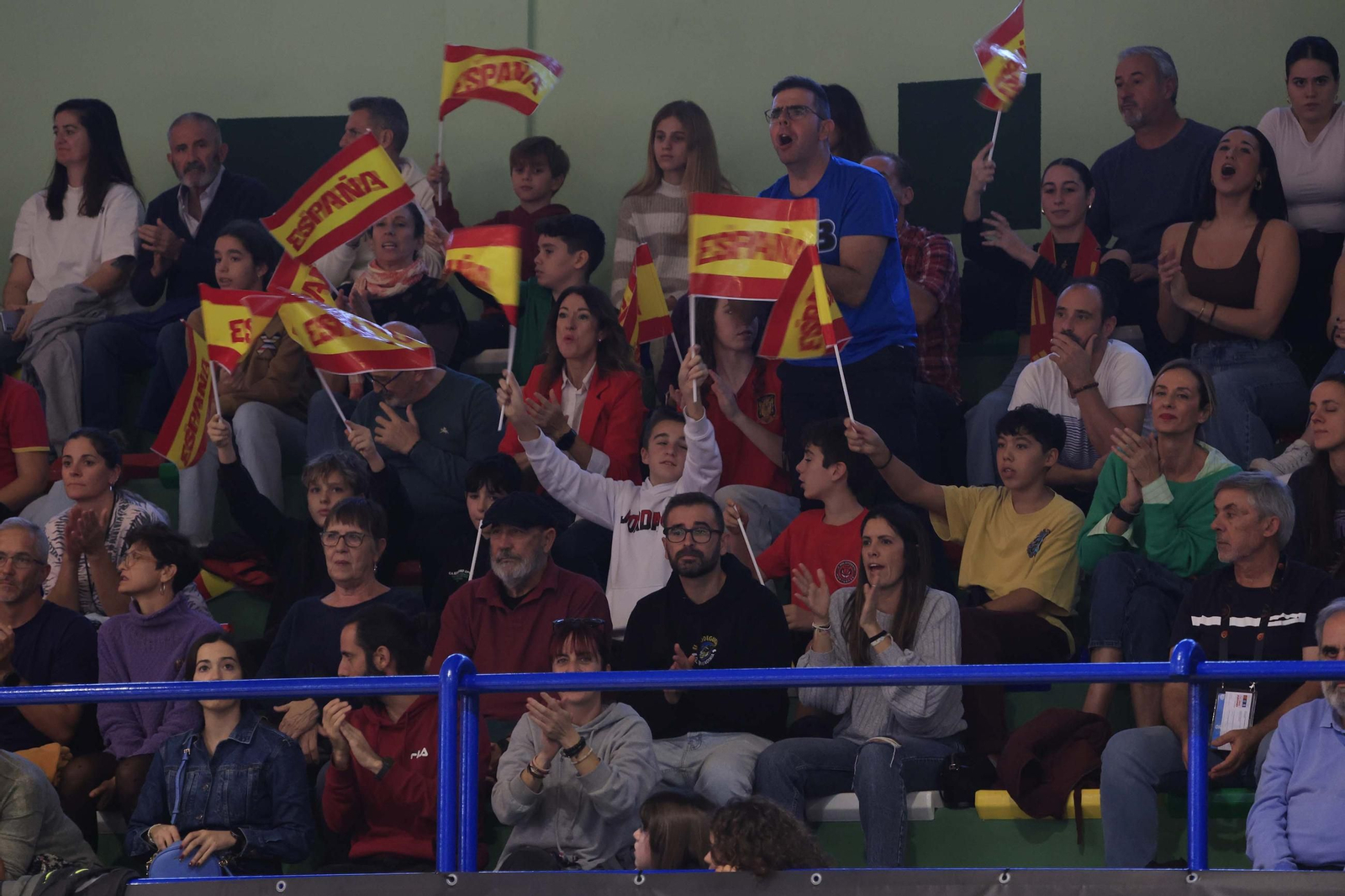 Fotos del partido y ambiente en el España-Francia del Torneo Internacional de Baloncesto Femenino en La Línea