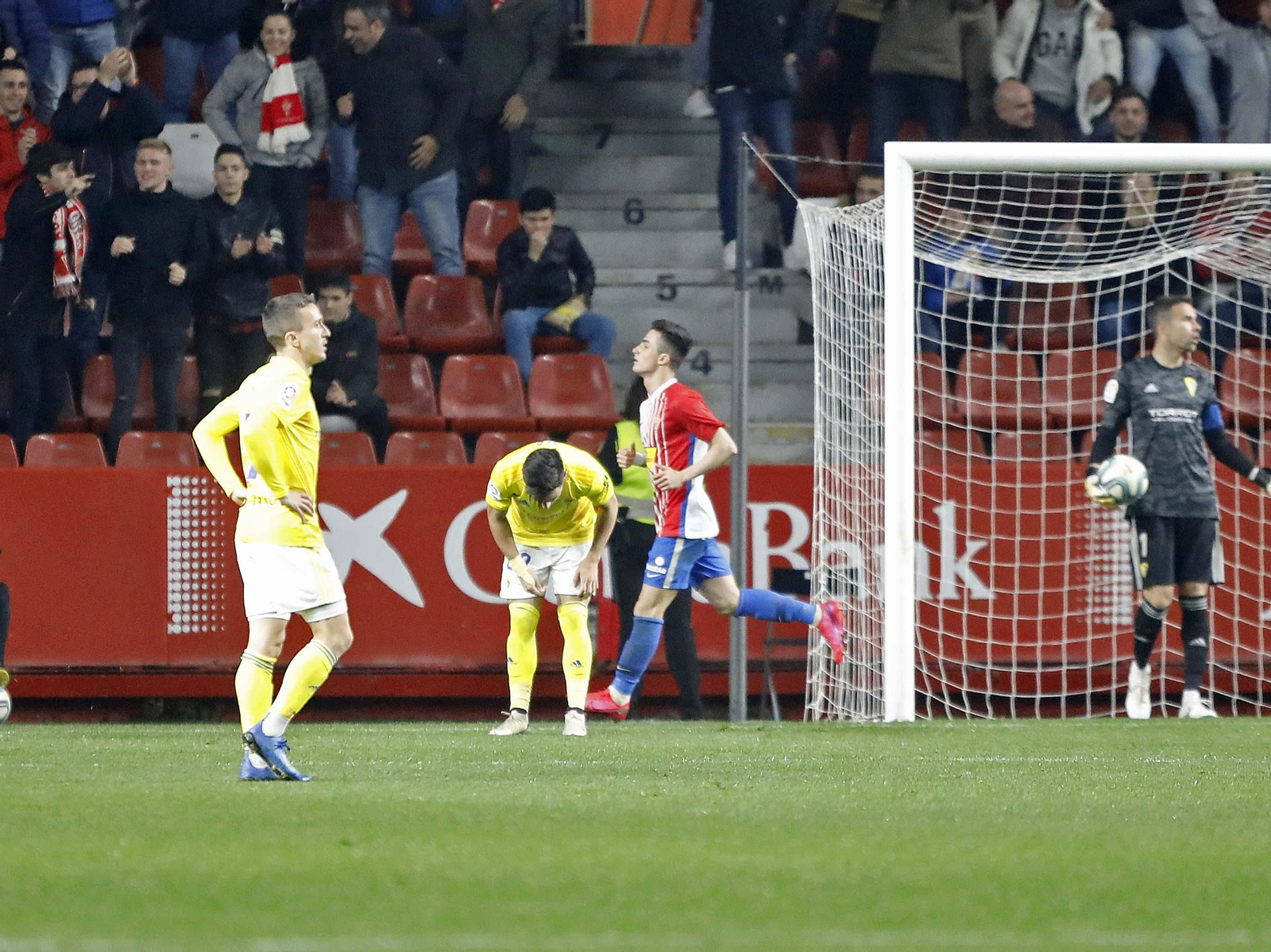 Salvi, con los brazos en jarra tras el gol del Sporting.