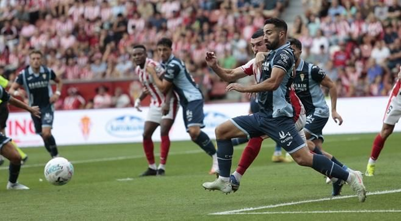 Rubén Alves pugna por el balón con Pablo Vázquez.