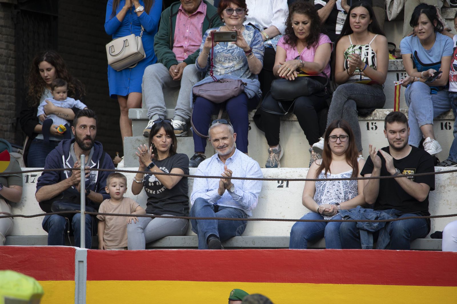La exhibición del Ejército en la Plaza de Toros de Granada, en imágenes