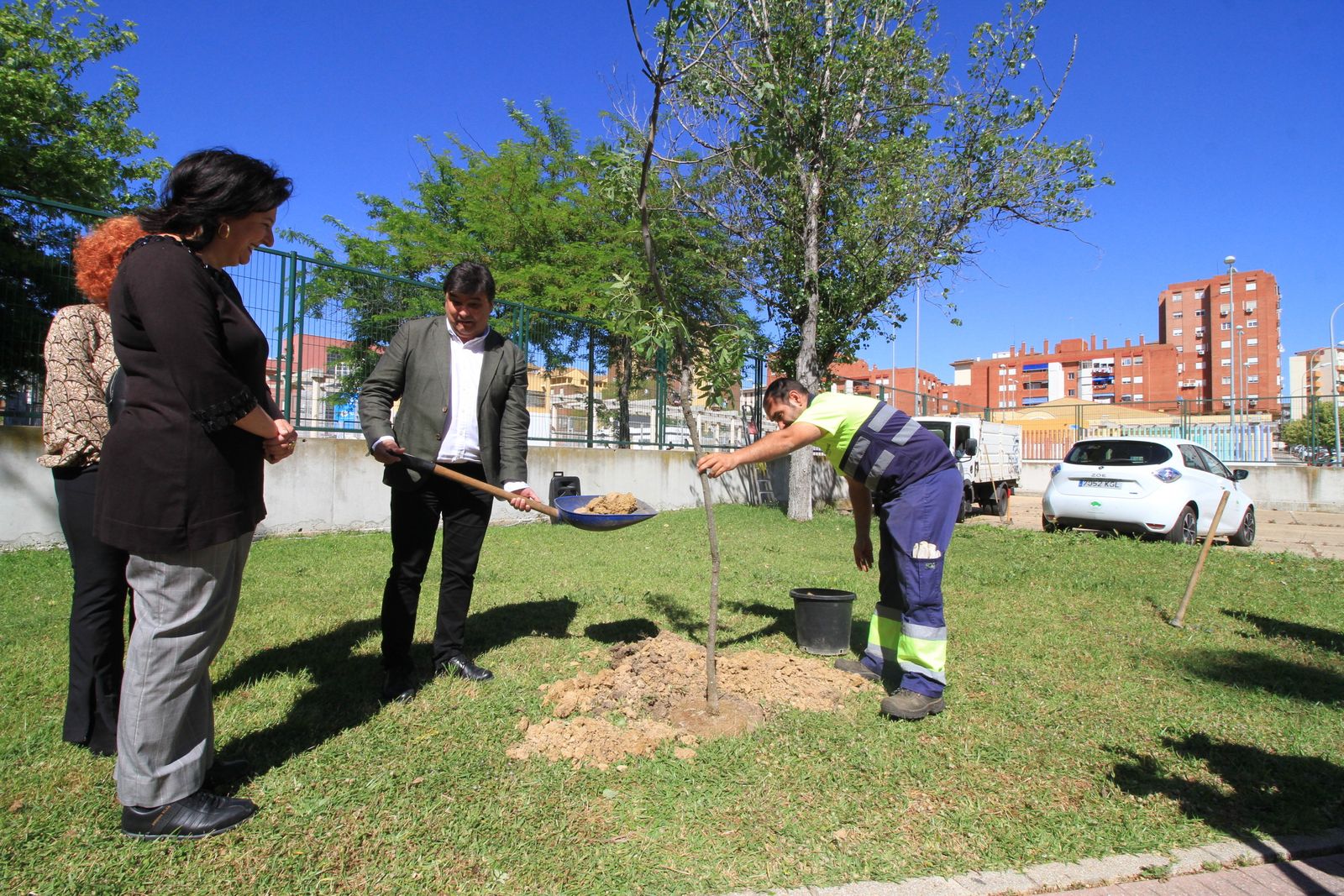 Imágenes de la plantación de árboles llevada a cabo en el colegio Los Rosales, con motivo del incendio del año pasado
