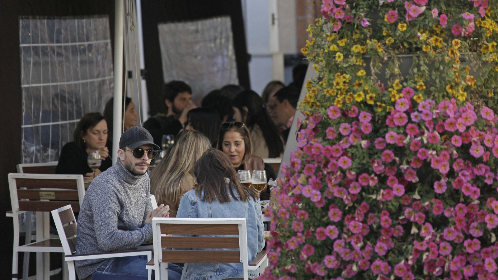 Ambiente en los bares y restaurantes de Algeciras en el fin de semana