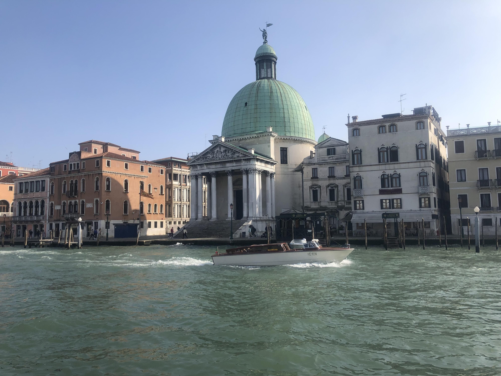 La primera vista de Venecia cuando el tren llega a la estación de Santa Lucía.