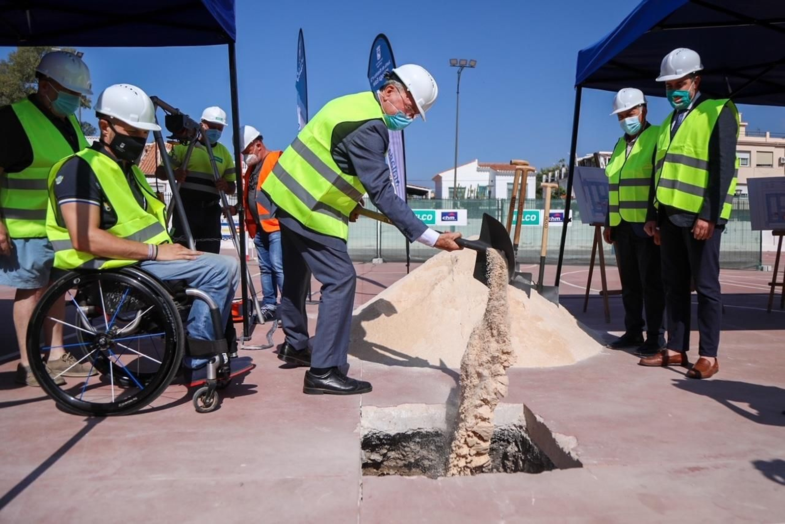 El alcalde, Francisco de la Torre, pone la primera piedra del futuro aparcamiento.