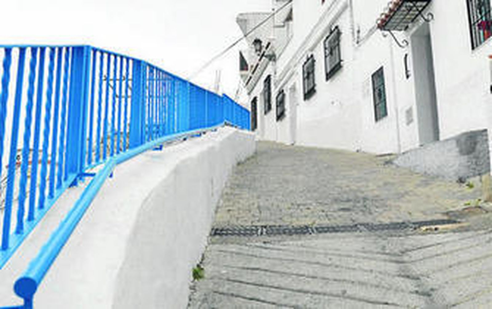 El azul añil ha llegado a farolas, barandillas o bolardos.