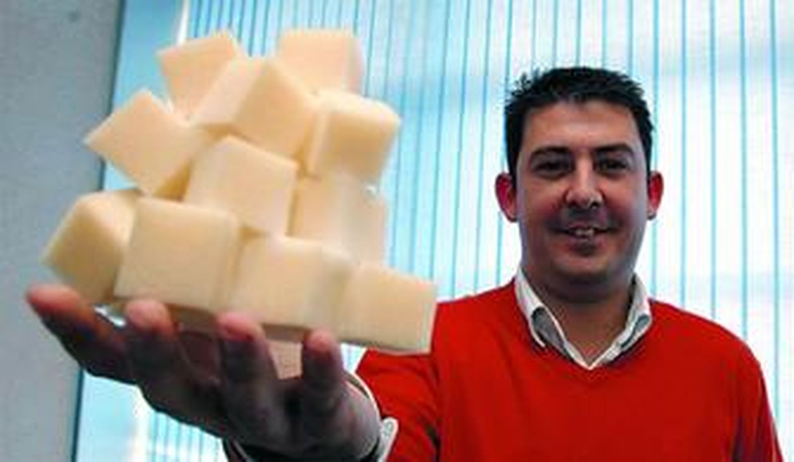 David Chinchilla, director gerente de Konectia, muestra los soportes de microorganismos de la EBT.