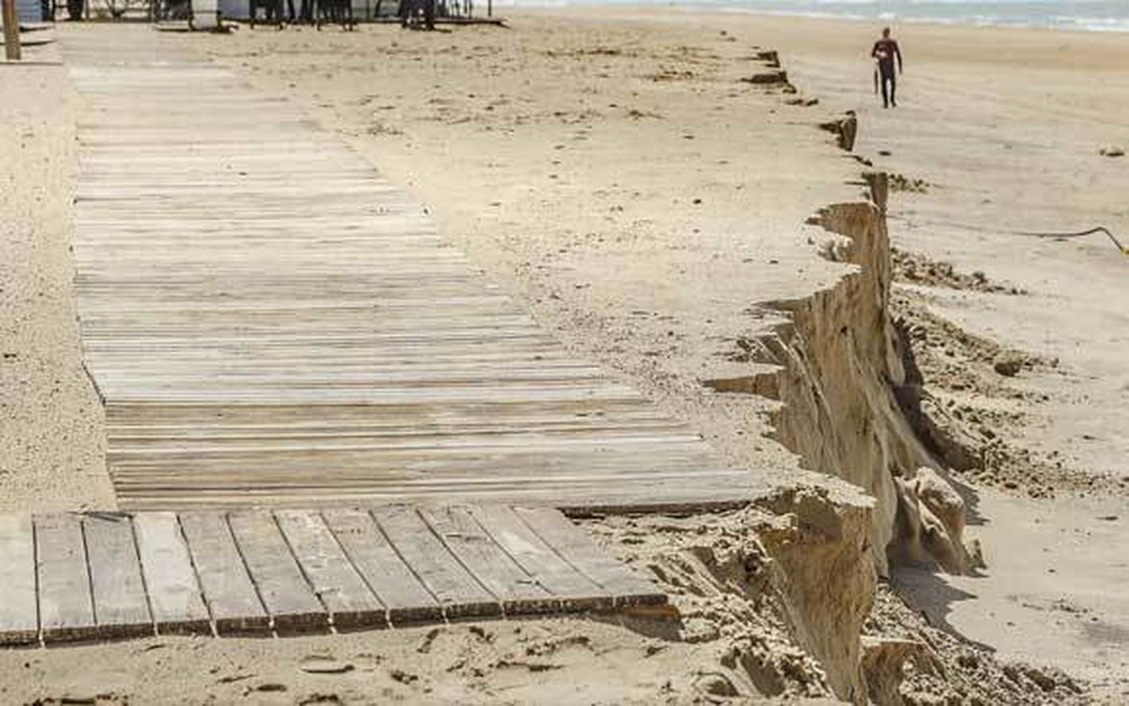 Estado de una zona de la playa Victoria tras el temporal. /Julio González