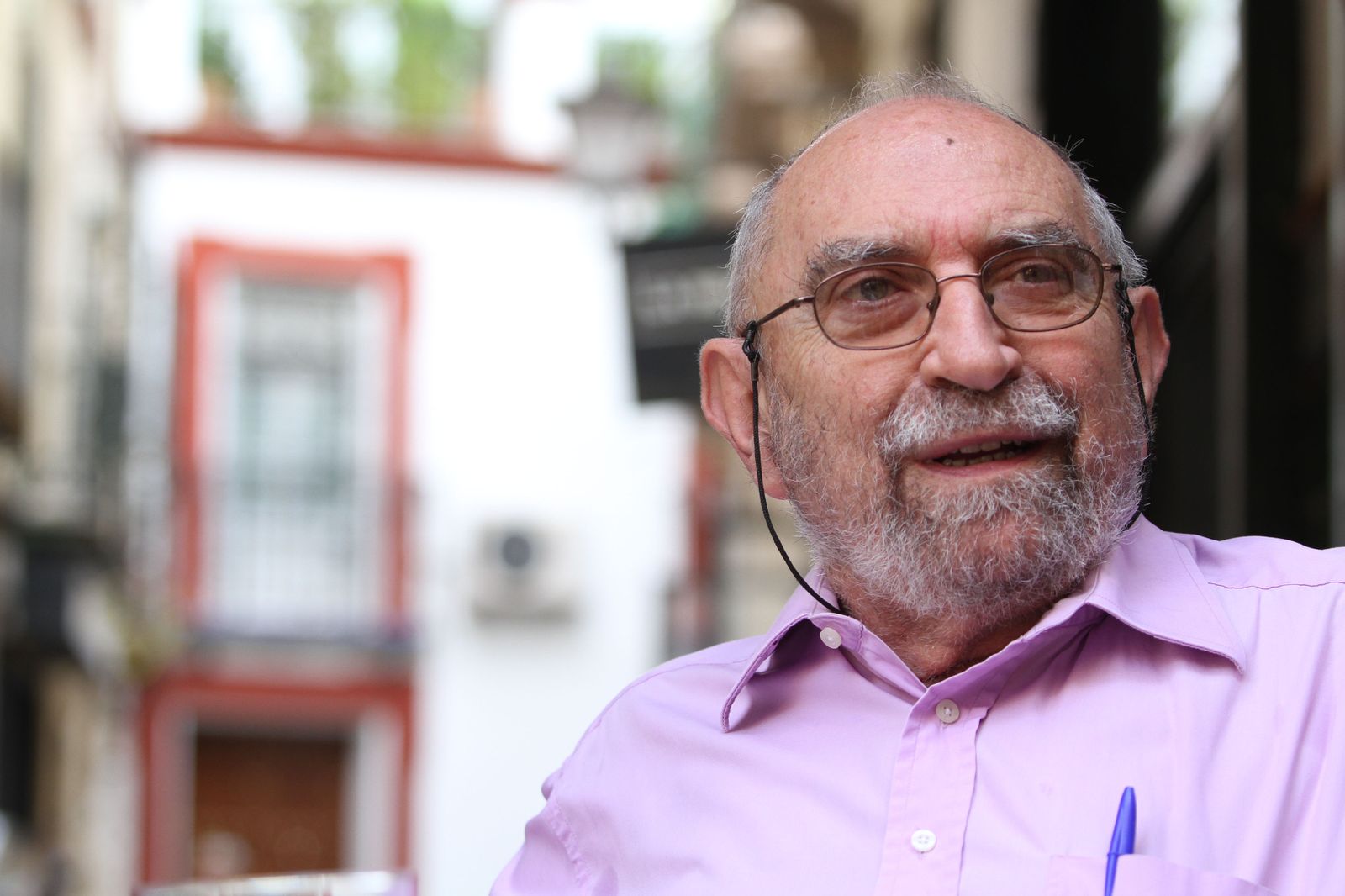 Vicente Sanz, en la terraza del bar Europa.