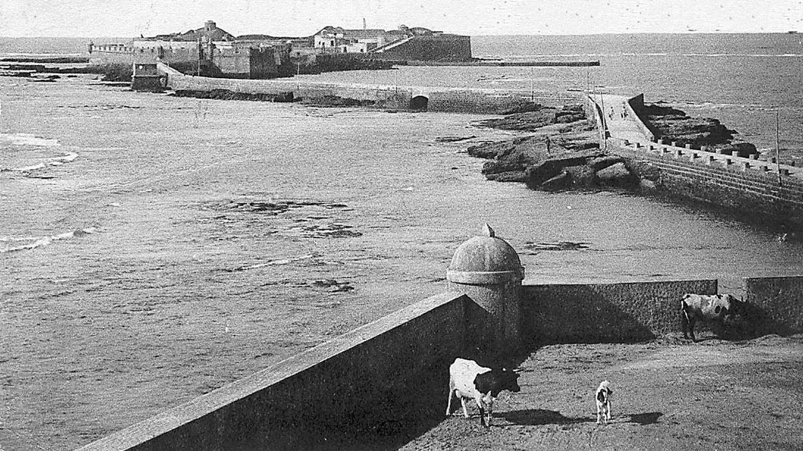Vista del castillo de San Sebastián sin el faro derribado en 1898