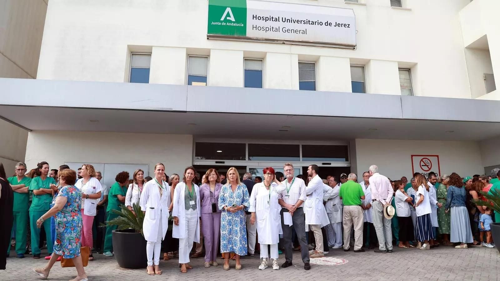 Concentración en el Hospital de Jerez tras la agresión a un médico en Urgencias, el pasado mes de septiembre.