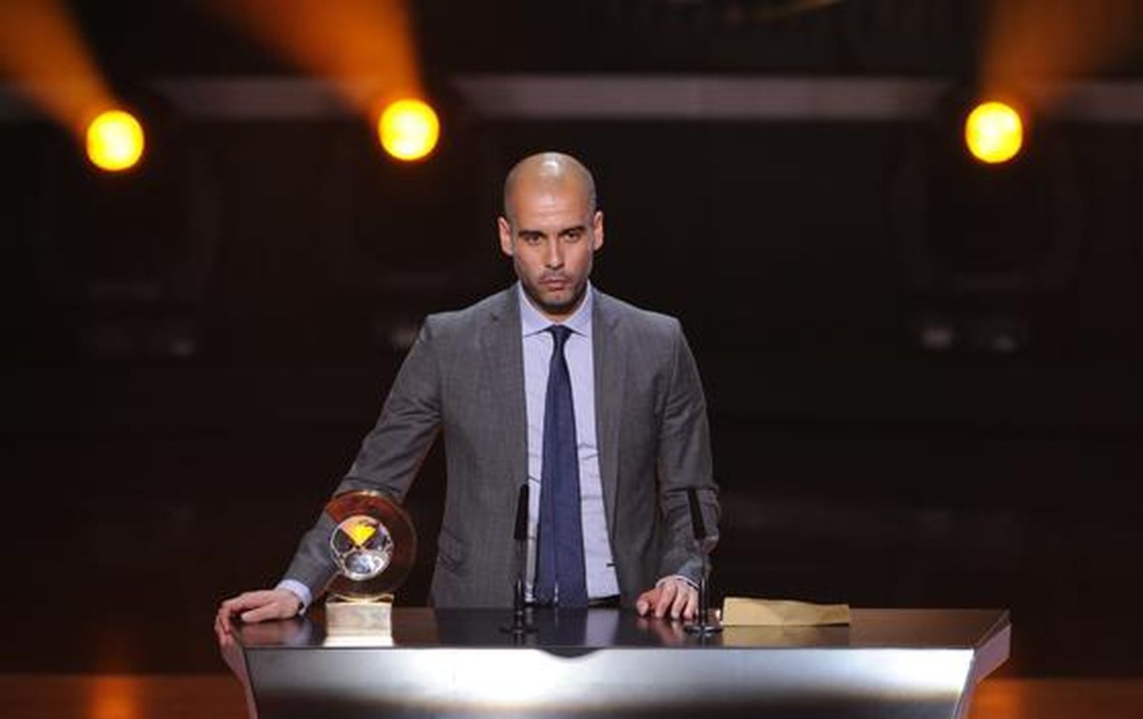 Lionel Messi logra su tercer Balón de Oro con 24 años. / AFP