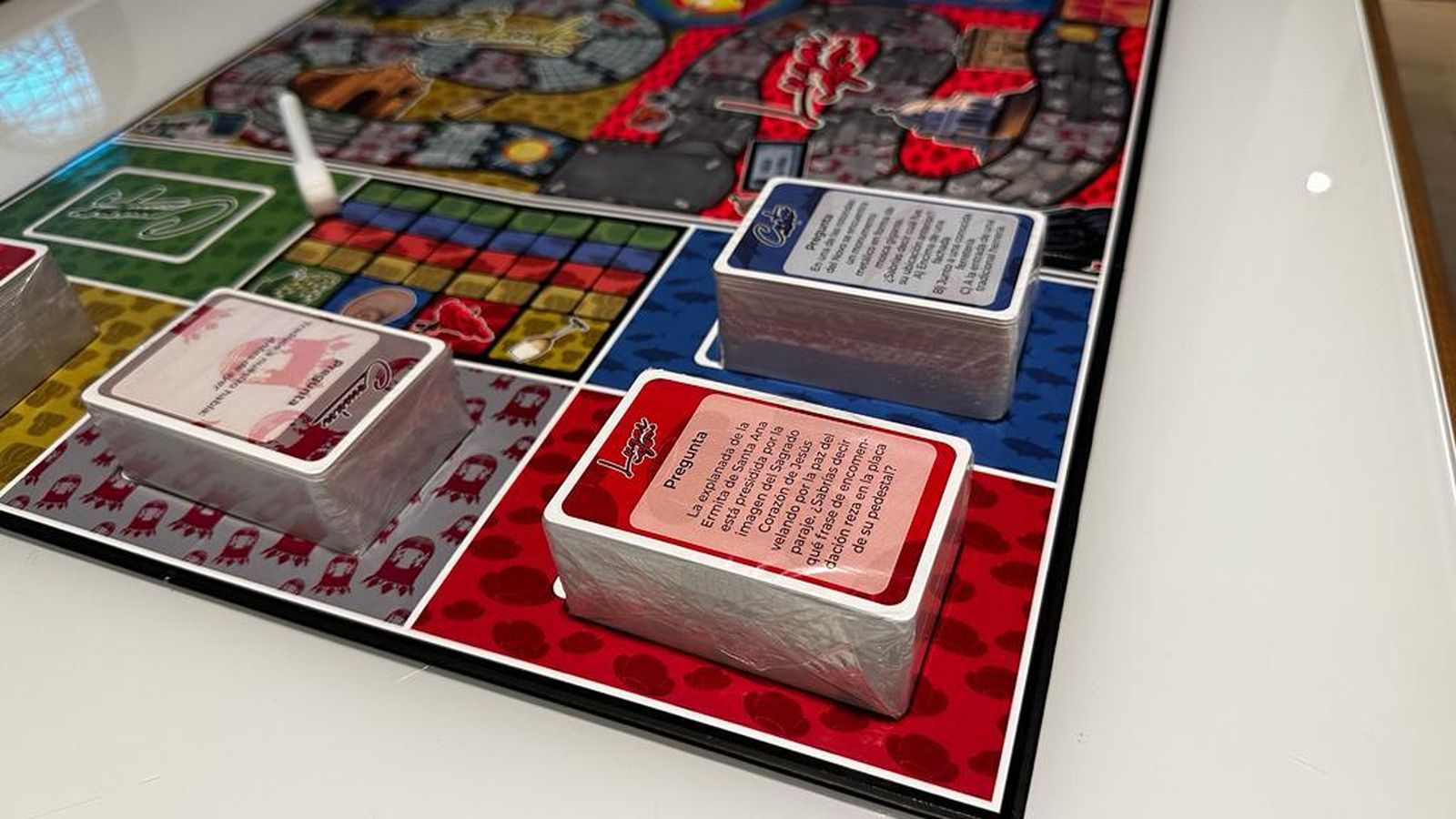 ‘Chiclana en juego’ es una mezcla de trivial y parchís local.