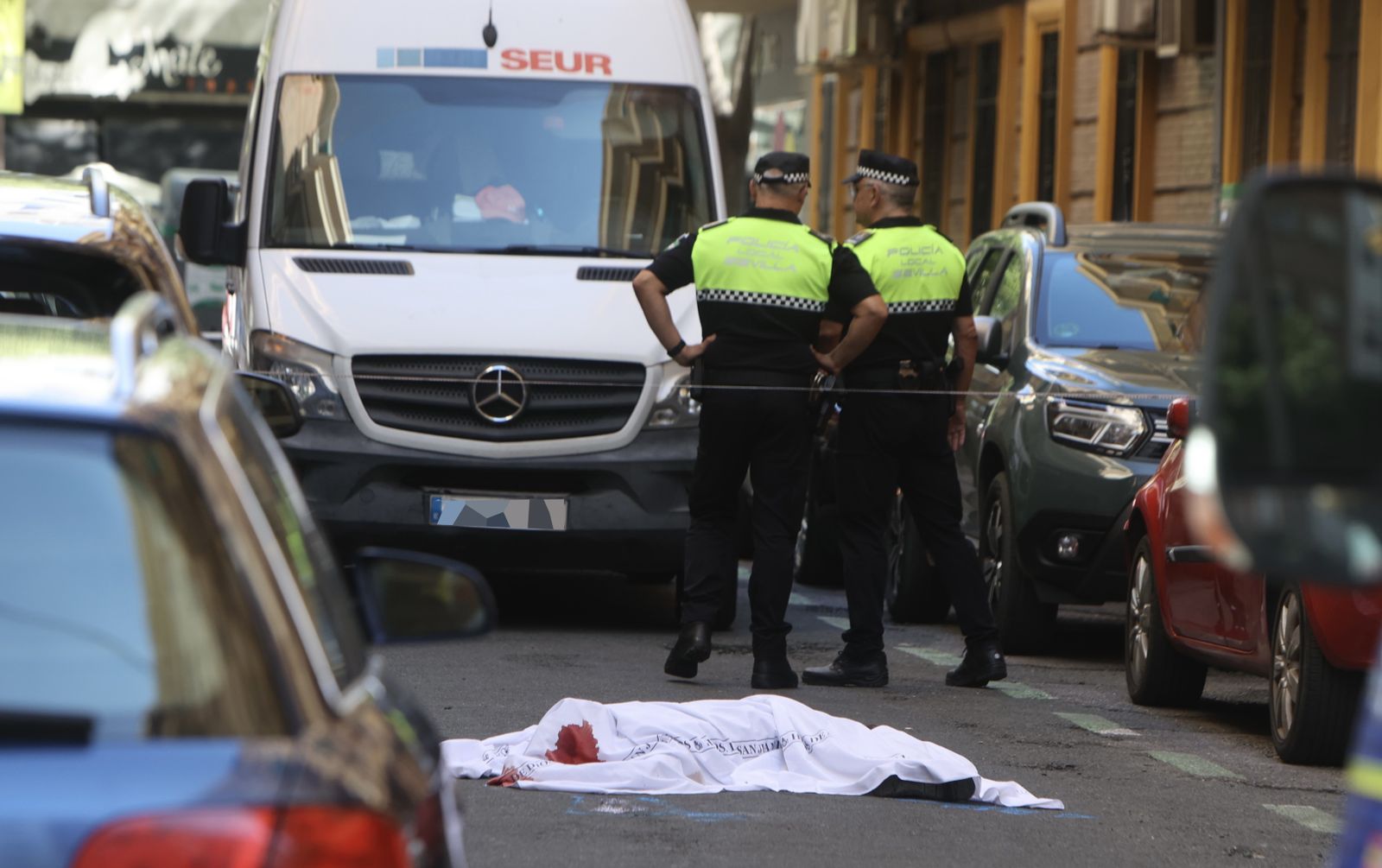 El cuerpo de la víctima, en la calzada.