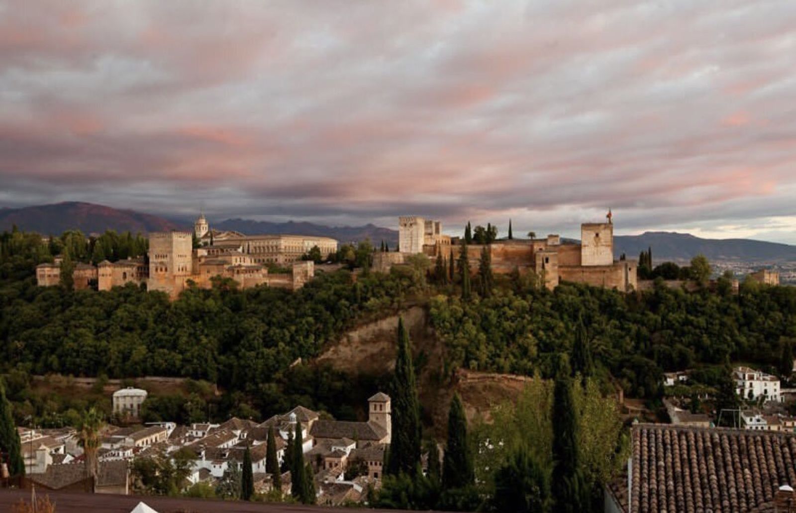 La Alhambra cierra sus accesos con Granada por prevención ante el viento