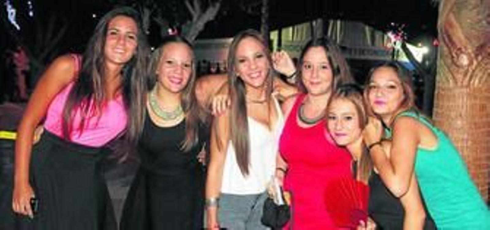 Lucía, Marina, Sara, Esther, Alicia y Rosi, quedaron en la portada principal del recinto ferial para iniciar su recorrido por todos los puestos y casetas.