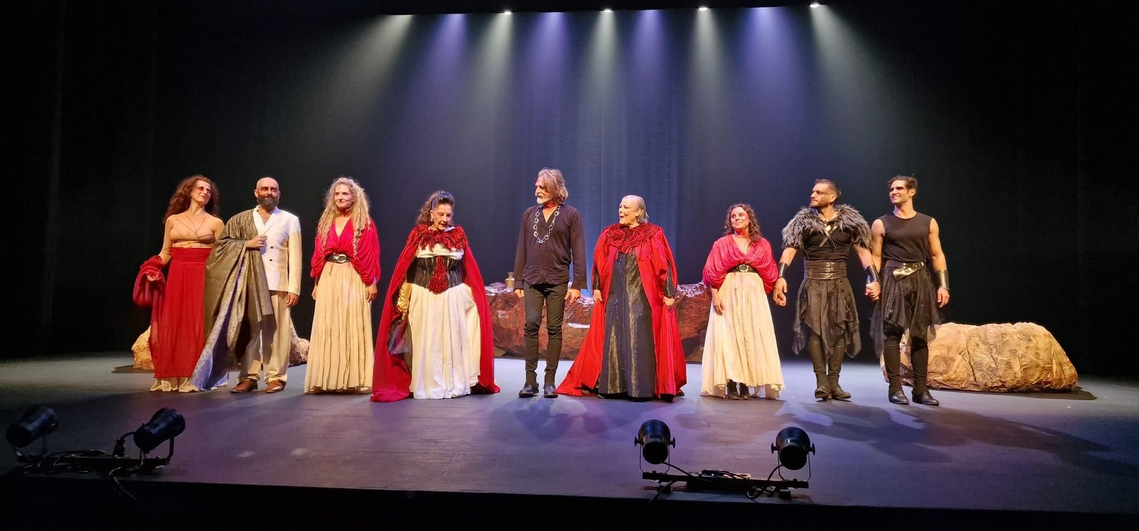 Los actores saludando al público asistente, tras la función.