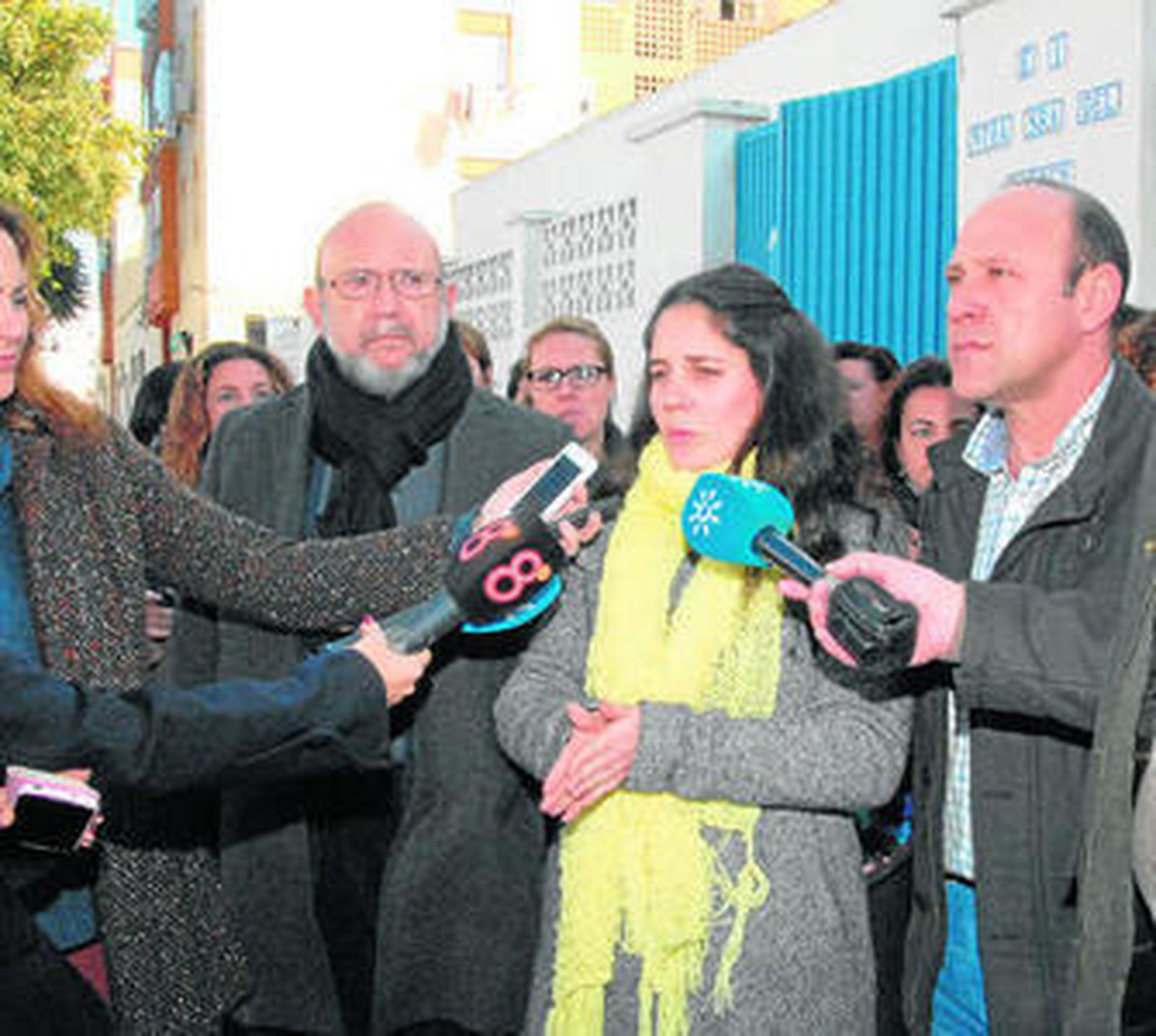 Parlamentarios de IU, ayer, a la puerta del colegio Virgen del Carmen.