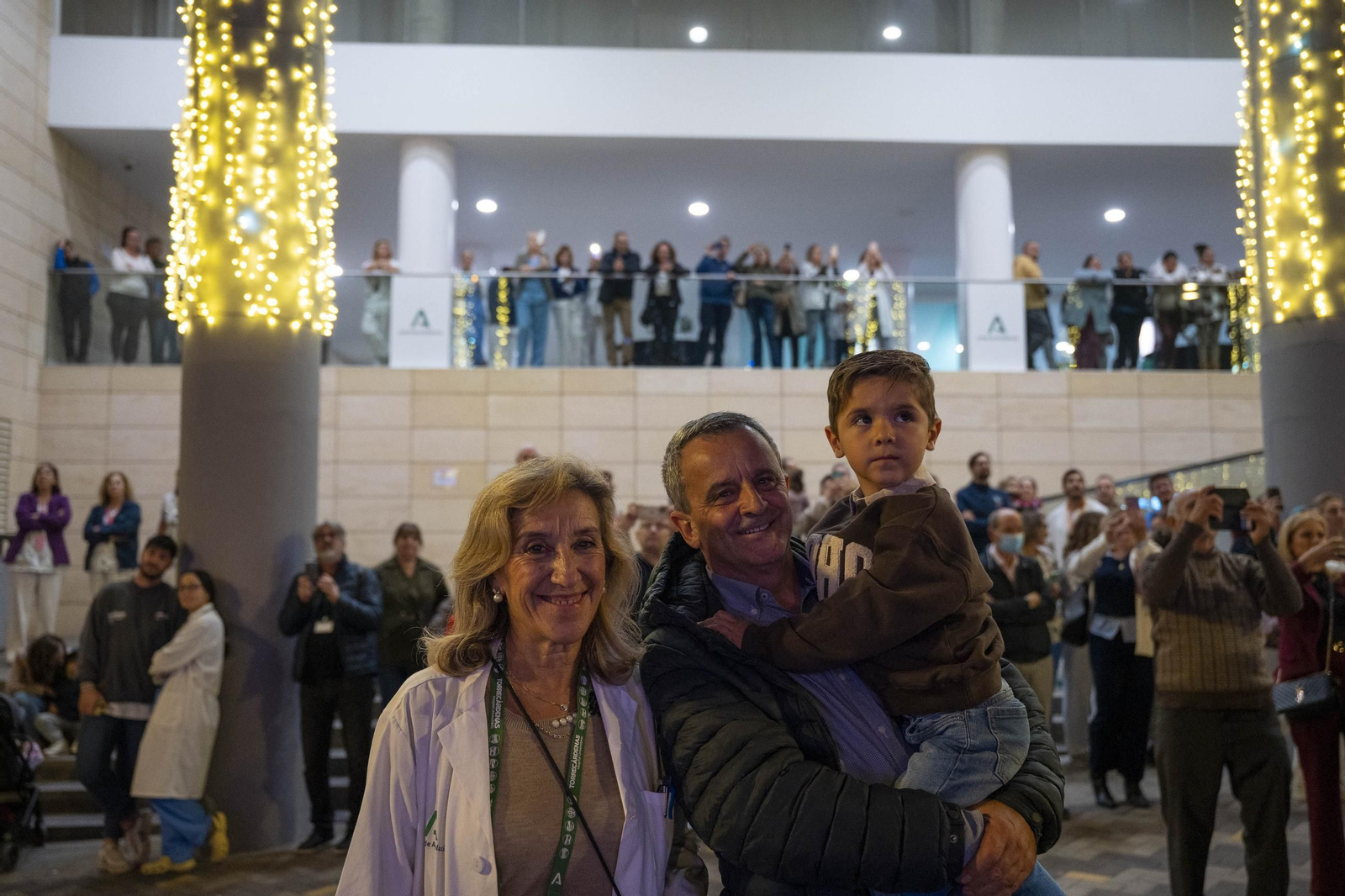 El encendido del alumbrado navideño del Hospital Universitario Torrecárdenas, en imágenes